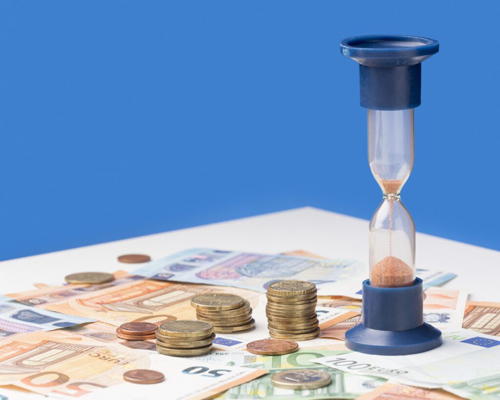 hourglass pile coins | Sergio Lappa Consulente finanziario